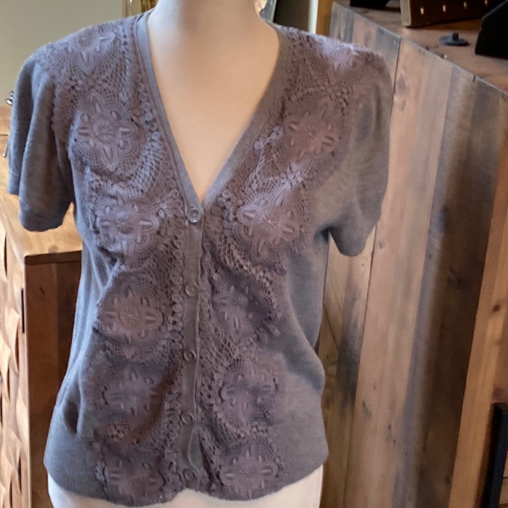 Liz Claiborne v neck short sleeve sweater with lace detail. Size small gray